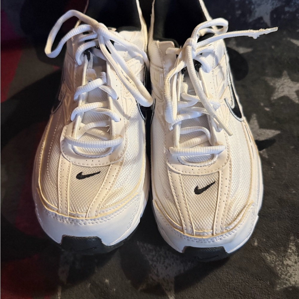 Nike Men’s White and Black Athletic Sneakersmens Nike